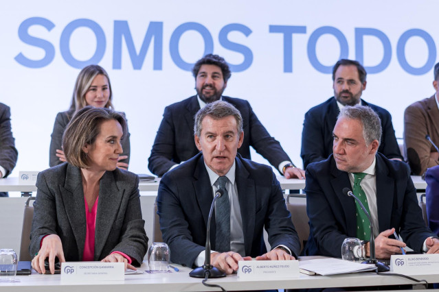 (I-D) La secretaria general del PP, Cuca Gamarra; el presidente del PP, Alberto Núñez Feijóo y el vicesecretario de Coordinación Autonómica y Local del PP, Elías Bendodo, durante una reunión del Comité Ejecutivo de su partido, en el hotel Hyatt Regency He