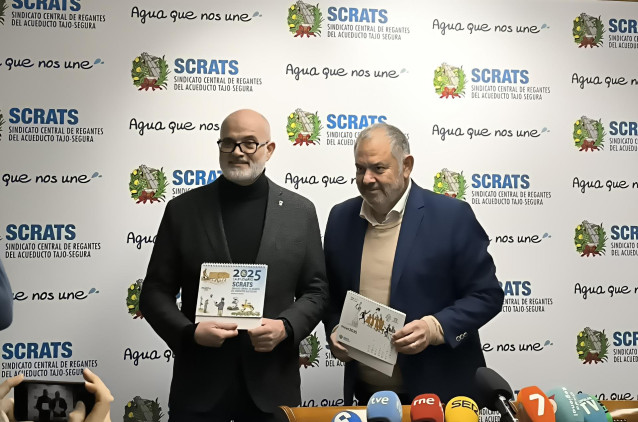 El humorista gráfico José Manuel Puebla y el presidente del Scrats, Lucas Jiménez, en la presentación del calendario de 2025