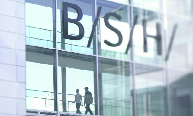 Archivo - Logo del grupo BSH en una cristalera