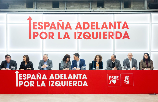 (I-D) La portavoz del PSOE, Esther Peña; el secretario de Organización del PSOE, Santos Cerdán; la presidenta del PSOE, Cristina Narbona; el secretario general del PSOE y presidente del Gobierno, Pedro Sánchez; la vicepresidenta primera del Gobierno y vic