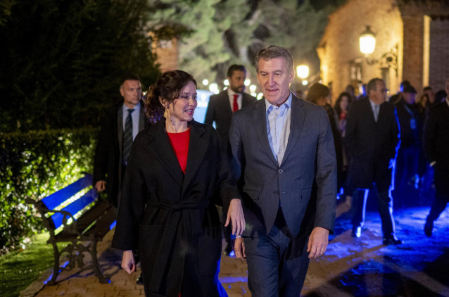 La presidenta de la Comunidad de Madrid, Isabel Díaz Ayuso, y el presidente del PP, Alberto Núñez Feijóo, a su llegada a la cena de Navidad del partido, en el Palacio de Negralejo, a 16 de diciembre de 2024, en Rivas-Vaciamadrid, Madrid (España).
