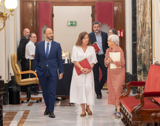 Archivo - El vicepresidente primero del Congreso, Alfonso Rodríguez Gómez de Celis; la presidenta del Congreso, Francina Armengol, y la secretaria de la Mesa de la Cámara, Isaura Leal.