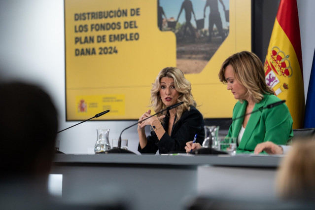(I-D) La vicepresidenta segunda y ministra de Trabajo y Economía Social, Yolanda Díaz, y la ministra de Educación, Formación Profesional y Deportes, Pilar Alegría, en la rueda de prensa posterior al Consejo de Ministros