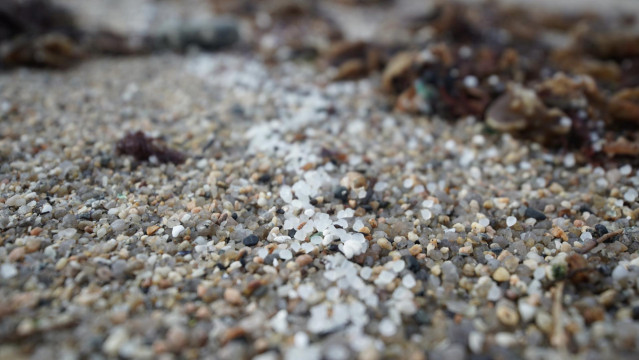 Archivo - Pellets de plástico en la playa de Sabón, a 9 de enero de 2024, en A Coruña