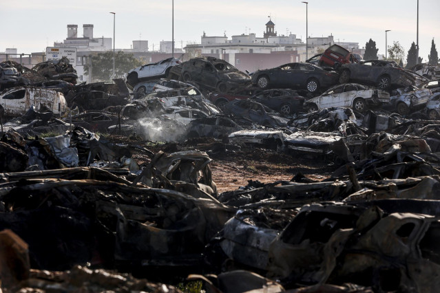 Los restos del incendio de la campa de residuos y vehículos de la DANA, originado ayer, a 17 de diciembre de 2024, en Catarroja