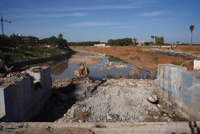 Maquinaria de construcción en una zona afectada por la dana
