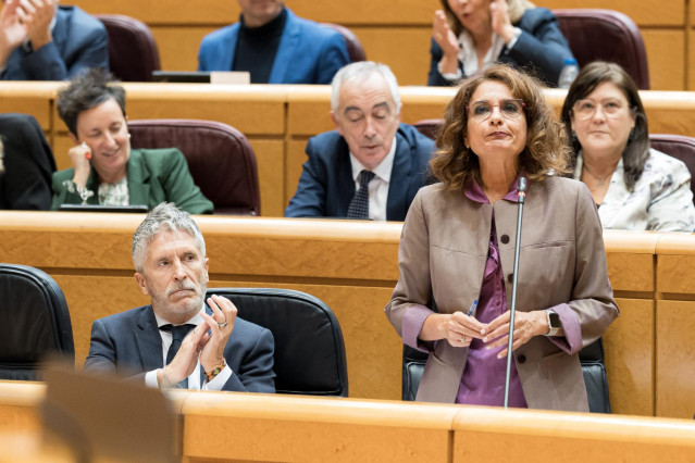 La vicepresidenta primera y ministra de Hacienda, María Jesús Montero, interviene durante la sesión plenaria del Senado, a 19 de noviembre de 2024, en Madrid (España). En la sesión de control al Gobierno la oposición realizará un total de 19 preguntas sob