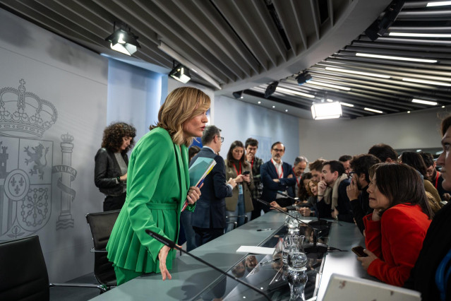 La ministra de Educación, Pilar Alegría, y el ministro de la Presidencia, Justicia y Relaciones con las Cortes, Félix Bolaños, intervienen al acabar una rueda de prensa posterior al Consejo de Ministros, a 17 de diciembre de 2024, en Madrid (España).