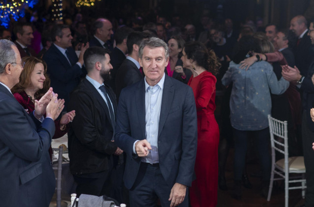 El presidente del PP, Alberto Núñez Feijóo, a su llegada a la cena de Navidad del partido, en el Palacio de Negralejo, a 16 de diciembre de 2024, en Rivas-Vaciamadrid, Madrid (España).