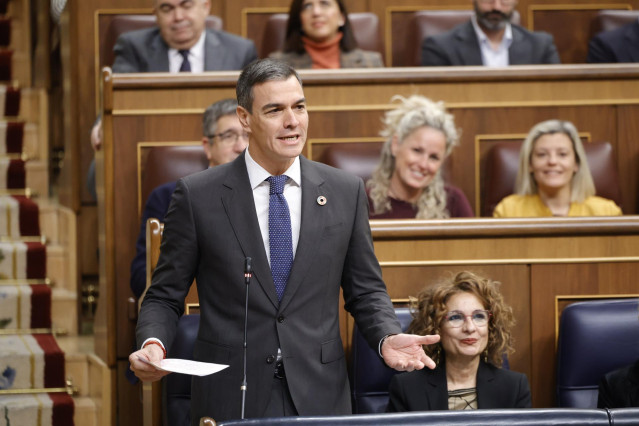El presidente del Gobierno, Pedro Sánchez, interviene durante una sesión de control al Gobierno, en el Congreso de los Diputados, a 18 de diciembre de 2024, en Madrid (España). Durante la sesión de control, el PP se centra en los escándalos judiciales que