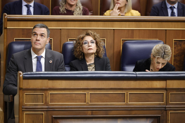 (I-D) El presidente del Gobierno, Pedro Sánchez; la vicepresidenta primera y ministra de Hacienda, María Jesús Montero y la vicepresidenta segunda y ministra de Trabajo, Yolanda Díaz, durante una sesión de control al Gobierno, en el Congreso de los Diputa