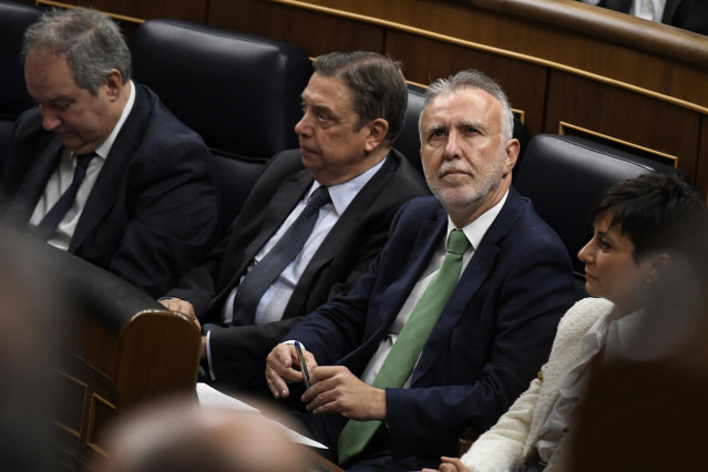Archivo - El ministro de Política Territorial y Memoria Democrática, Ángel Víctor Torres (c), durante una sesión de control al Gobierno, en el Congreso de los Diputados.