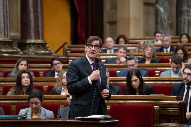 El presidente de la Generalitat, Salvador Illa, interviene en un pleno en el Parlament de Cataluña, a 18 de diciembre de 2024, en Madrid (España).