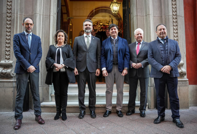 El consejero Ramón Fernández-Pacheco, en el marco de un desayuno informativo organizado en Sevilla por La Razón.