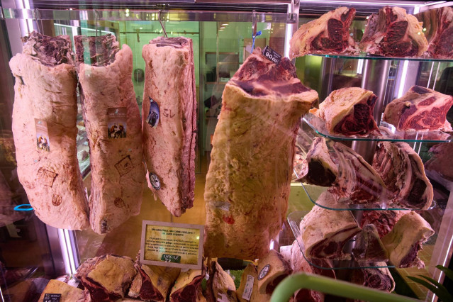 Archivo - Escaparate de una carnicería en un mercado de Madrid