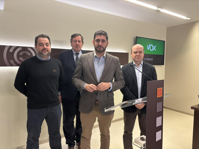 El portavoz parlamentario de VOX en las Cortes de Aragón, Alejandro Nolasco; el portavoz adjunto, Santiago Morón; y los diputados David Arranz y Juan Vidal.