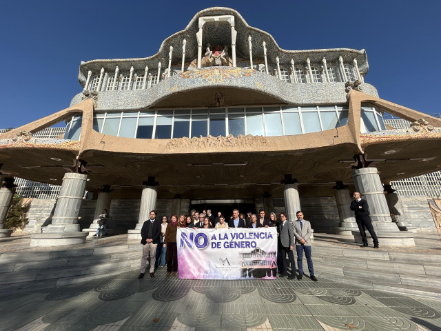 Diputados regionales y personal de la Asamblea Regional guardan un minuto de silencio por la primera víctima de violencia de género este año en la Región