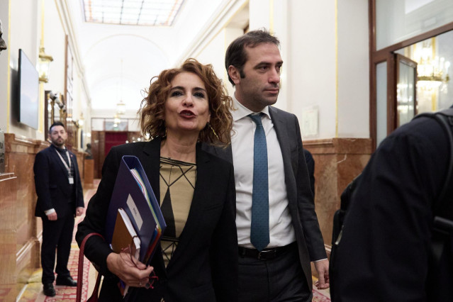 La vicepresidenta primera y ministra de Hacienda, María Jesús Montero y el ministro de Economía y Comercio, Carlos Cuerpo, llegan a una sesión de control al Gobierno, en el Congreso de los Diputados, a 18 de diciembre de 2024, en Madrid (España).
