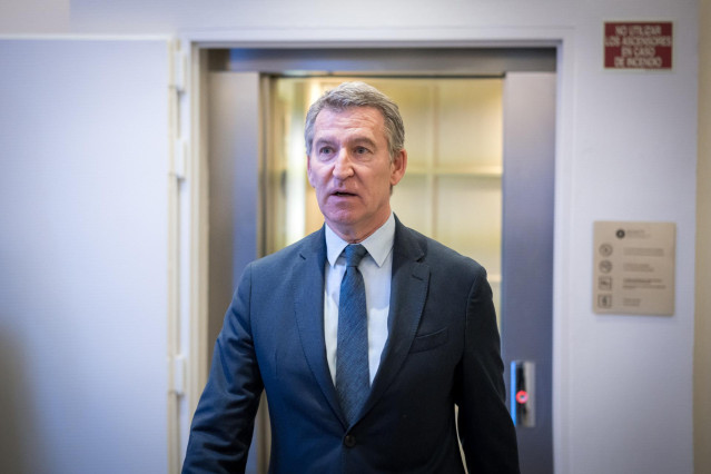 El presidente del PP, Alberto Núñez Feijóo, llega a una reunión del Comité Ejecutivo de su partido, en el hotel Hyatt Regency Hesperia Madrid, a 16 de diciembre de 2024, en Madrid (España).