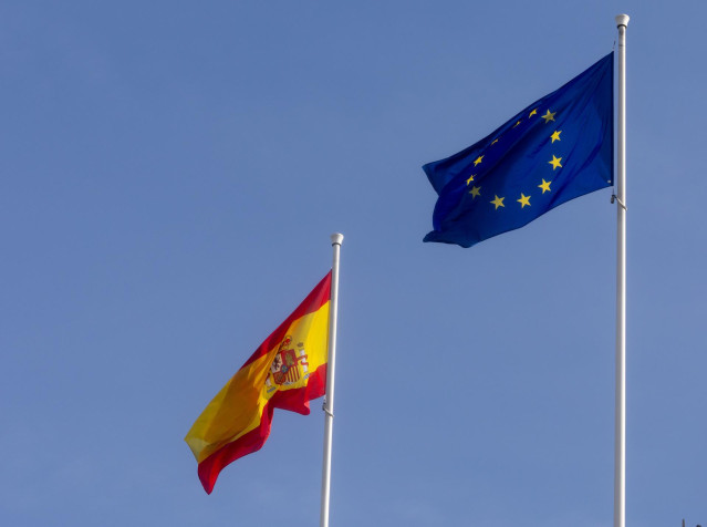 Las banderas de España y de la Unión Europea