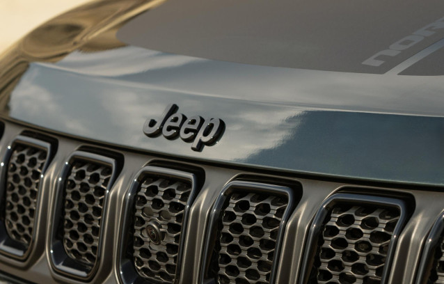 Archivo - Stellantis entrega a Endesa una flota de 185 vehículos electrificados de la marca Jeep y Peugeot.