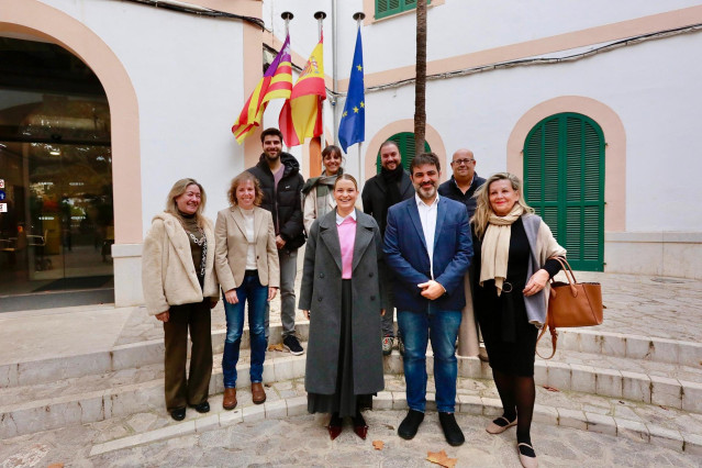 La presidenta del Govern, Marga Prohens, con la corporación municipal de Esporles.