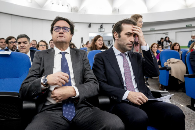 El ministro para la Transformación Digital y Función Pública, Óscar López (i) y el ministro de Economía, Comercio y Empresa, Carlos Cuerpo (d), durante la presentación de la nueva versión de Carpeta Ciudadana, en la Escuela de Organización Industrial.
