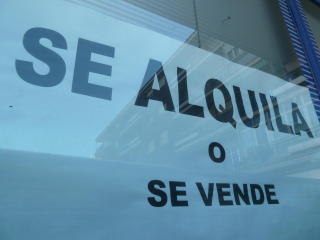 Archivo - Se alquila o se vende, alquiler o venta.