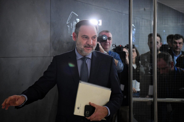 El exministro, José Luis Ábalos, a su llegada a una rueda de prensa en el Congreso de los Diputados tras denunciar a la Guardia Civil ante la Fiscalía, en el Congreso de los Diputados, a 19 de diciembre de 2024, en Madrid (España).