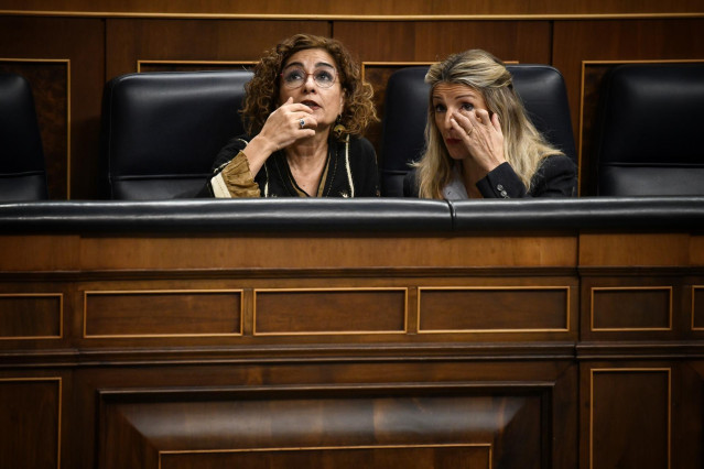 (I-D) La vicepresidenta primera y ministra de Hacienda, María Jesús Montero, y la vicepresidenta segunda y ministra de Trabajo y Economía Social, Yolanda Díaz, durante un pleno en el Congreso de los Diputados, a 19 de diciembre de 2024, en Madrid (España)
