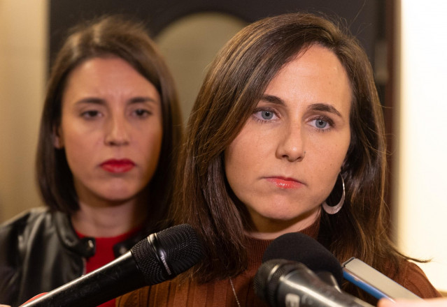 Archivo - (I-D) La eurodiputada de Podemos, Irene Montero y la secretaria general de Podemos y diputada, Ione Belarra, ofrecen declaraciones en el Congreso de los Diputados, a 8 de noviembre de 2024, en Madrid (España).