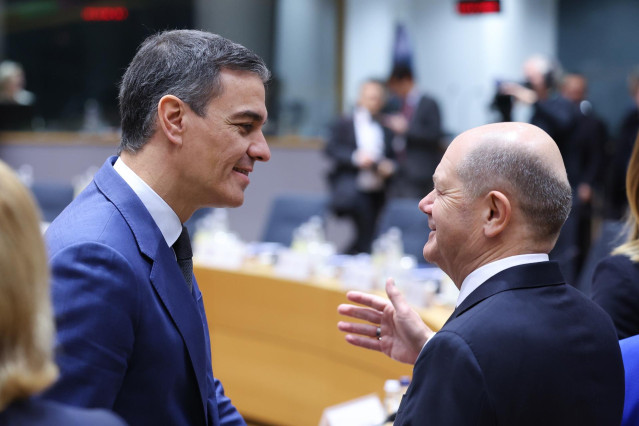 El presidente del Gobierno, Pedro Sánchez (i) y el canciller alemán, Olaf Scholz (d), conversan durante el Consejo Europeo, a 19 de diciembre de 2024, en Bruselas (Bélgica). Los líderes de la Unión Europea (UE) se han reunido en una cumbre apoyando a Ucra