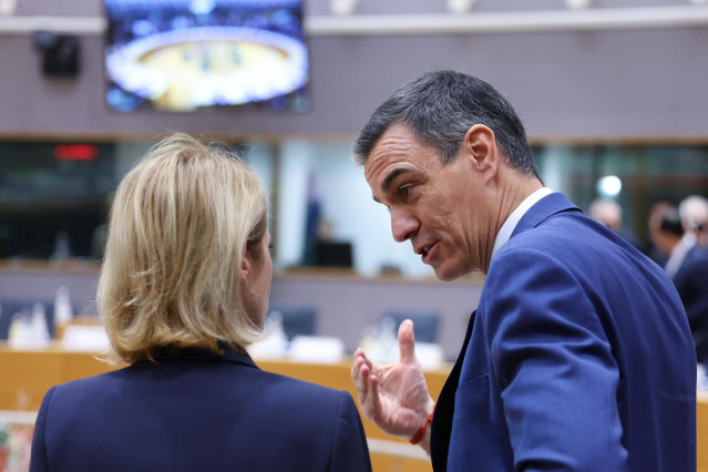 El presidente del Gobierno, Pedro Sánchez (d), durante el Consejo Europeo, a 19 de diciembre de 2024, en Bruselas (Bélgica). Los líderes de la Unión Europea (UE) se han reunido en una cumbre apoyando a Ucrania con el objetivo de incrementar su poder ante