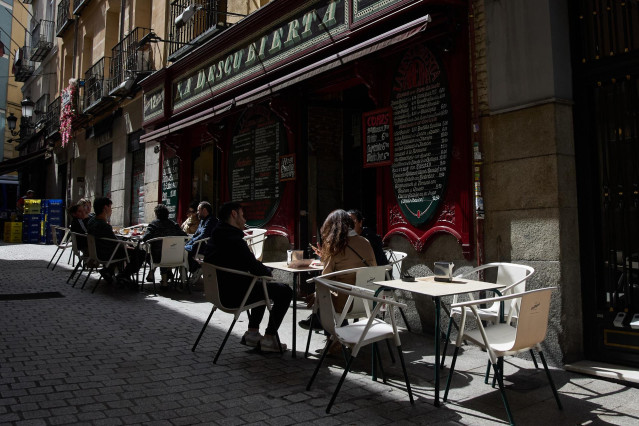 Archivo - Terraza de un bar en Madrid