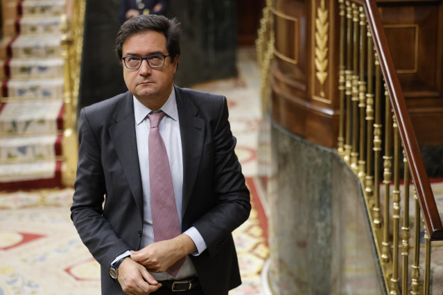 El ministro para la Transformación Digital, Óscar López, durante una sesión de control al Gobierno, en el Congreso de los Diputados, a 18 de diciembre de 2024, en Madrid (España).