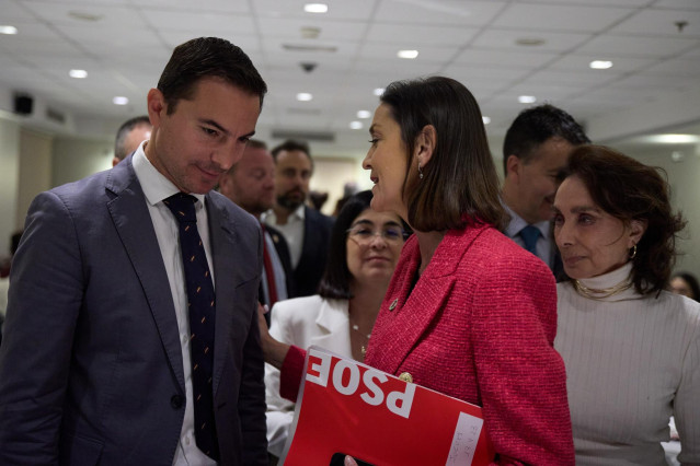 Archivo - El diputado socialista Juan Lobato y la portavoz del PSOE en el Ayunyamiento de Madrid, Reyes Maroto, durante un desayuno coloquio