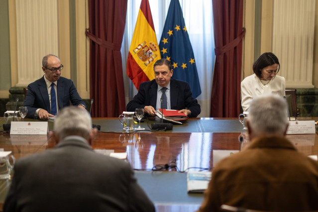 El ministro de Agricultura, Pesca y Alimentación, Luis Planas (c), durante una reunión para hacer balance del acuerdo de las 43 medidas de apoyo al sector agrario español junto a UPA y Unión de Uniones