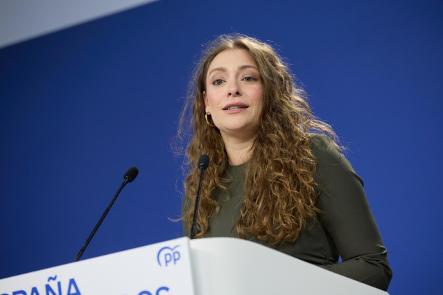 La vicesecretaria de Sanidad y Educación del PP, Ester Muñoz, durante una rueda de prensa posterior a la reunión del Comité de Dirección del Partido Popular, en la sede nacional del partido, a 2 de diciembre de 2024, en Madrid (España).