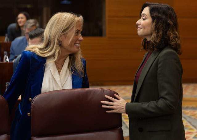 La consejera de Economía, Hacienda y Empleo, Rocío Albert (i), y la presidenta de la Comunidad de Madrid, Isabel Díaz Ayuso (d), durante una sesión plenaria, en la Asamblea de Madrid