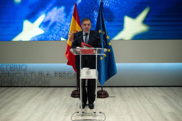 El ministro de Agricultura, Pesca y Alimentación, Luis Planas, ofrece una rueda de prensa tras una reunión para hacer balance del acuerdo de las 43 medidas de apoyo al sector agrario español,