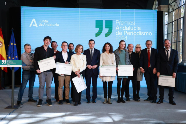 El presidente de la Junta de Andalucía, Juanma Moreno preside la foto de familia con los galardonados. A 20 de diciembre de 2024 en Sevilla, Andalucía (España). El presidente de la Junta de Andalucía, Juanma Moreno, ha presidido el acto de entrega de los