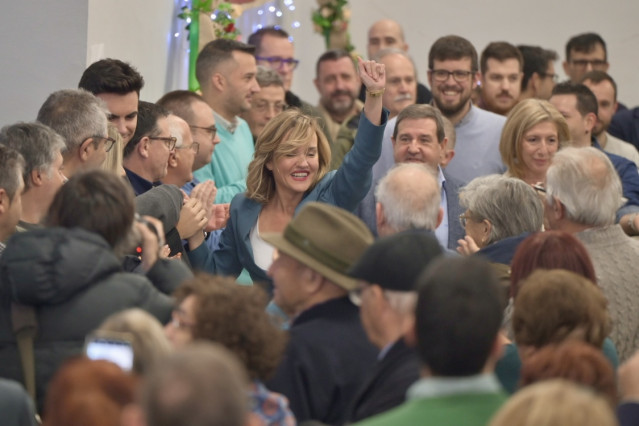 La ministra de Educación, Formación Profesional y Deportes, Pilar Alegría (c), durante un acto donde ha anunciado su candidatura a liderar el PSOE de Aragón, a 21 de diciembre de 2024, en La Zaida, Zaragoza, Aragón (España).
