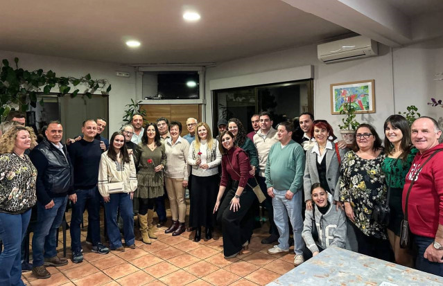 La candidata a la Secretaría General del PSOE de Extremadura, Esther Gutiérrez, en un encuentro con militantes