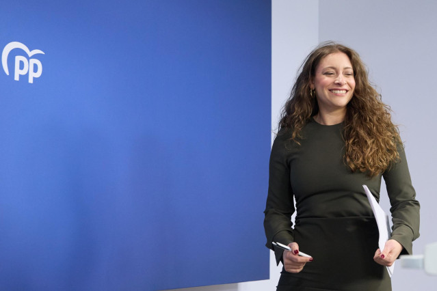 La vicesecretaria de Sanidad y Educación del PP, Ester Muñoz, llega a una rueda de prensa posterior a la reunión del Comité de Dirección del Partido Popular, en la sede nacional del partido, a 2 de diciembre de 2024, en Madrid (España).