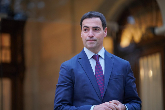 El lehendakari, Imanol Pradales, durante su reunión con el presidente de Canarias, Fernando Clavijo, en el Palacio de Ajuria Enea, a 12 de diciembre de 2024, en Vitoria-Gasteiz, Álava, País Vasco (España).