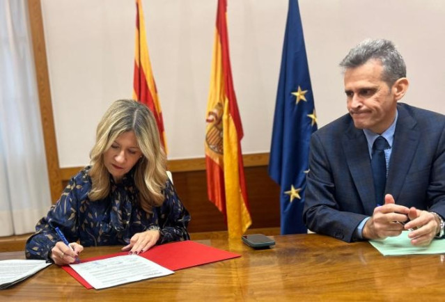 La vicepresidenta del Gobierno de Aragón, Mar Vaquero, este lunes durante la firma con los sindicatos de la Justicia de la subida del complemento autonómico de los más de 1.200 trabajadores de Justicia.