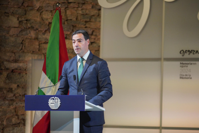 Archivo - El lehendakari, Imanol Pradales, interviene durante el acto del Día de la Memoria organizado por Gogora, en el Palacio de Villa Suso, a 10 de noviembre de 2024, en Vitoria-Gasteiz, Álava, País Vasco (España).