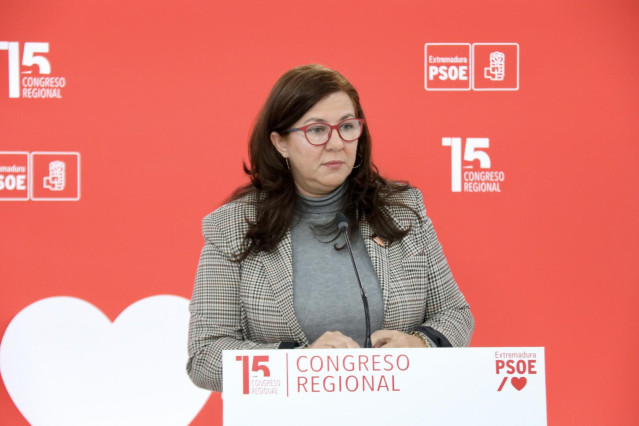 La vicesecretaria general del PSOE de Extremadura, Eva Pérez, en rueda de prensa este lunes