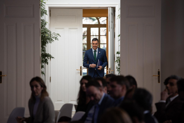 El presidente del Gobierno, Pedro Sánchez, llega a una rueda de prensa posterior a la reunión del Consejo de Ministros, a 23 de diciembre de 2024, en Madrid (España).