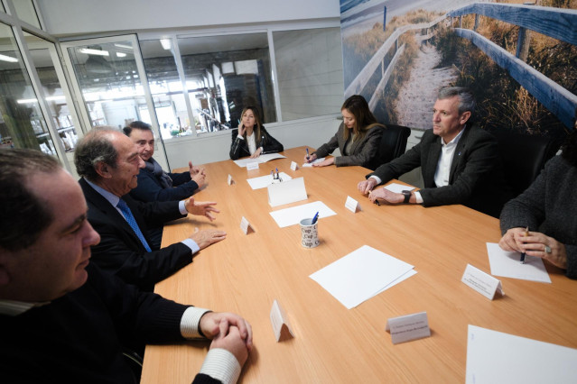 El presidente de la Xunta, Alfonso Rueda, durante una reunión con representantes del Banco de Alimentos